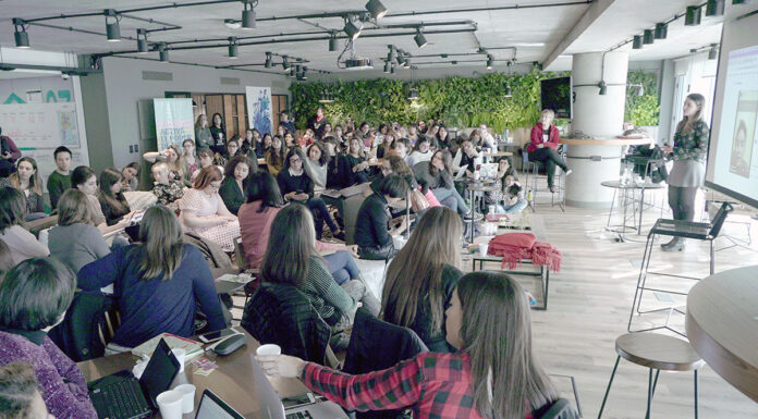 Chicas poderosas en una charla