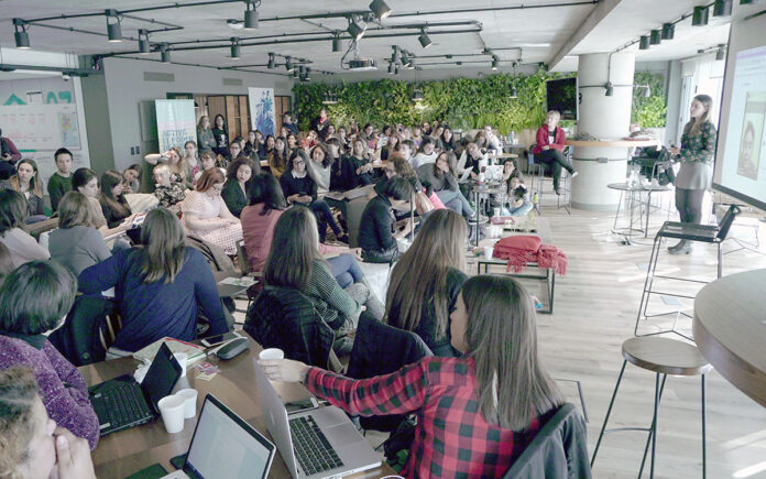 Chicas poderosas en una charla